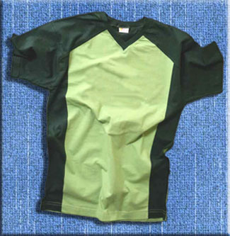 Camiseta com recortes no ombro e laterais